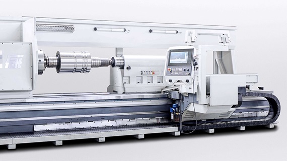 Heavy duty lathe with igus® energy chains